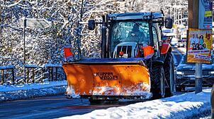Räumfahrzeug in Villingen-Schwenningen: Um die Straßen schnee- und eisfrei zu bekommen, wird künftig verstärkt Sole eingesetzt.