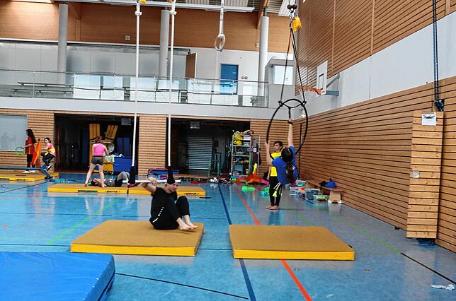 Das Angebot des 33-Jährigen reicht von Wassersport bis in luftige Höhen. Hier trainieren die Kinder an den Ringen.