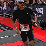 Geplagt von Wadenkrämpfen erreicht Christian Schuh am 15. August das Ziel bei der „Ironman European Championship“ in Frankfurt.