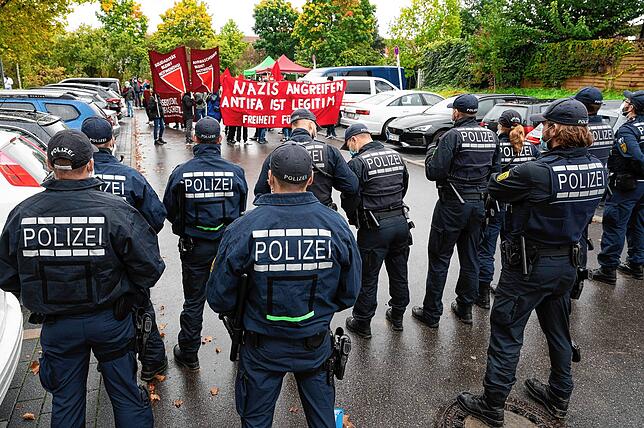 Sympathisanten demonstrieren im Oktober 2021 vor der Urteilsverkündung gegen zwei Männer aus der linksextremen Szene vor dem ...