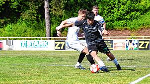 Fabio Mauch (links) erzielte beim 3:2 der SG Marbach/Rietheim (Dominic Fischer, rechts) gegen die DJK Villingen (Eneas Hermannstädter) ...