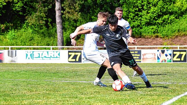 Fabio Mauch (links) erzielte beim 3:2 der SG Marbach/Rietheim (Dominic Fischer, rechts) gegen die DJK Villingen (Eneas Hermannstädter) ...