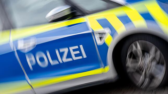 Die Beamten konnten die drei Verdächtigen nur wenig später stoppen. (Symbolbild)