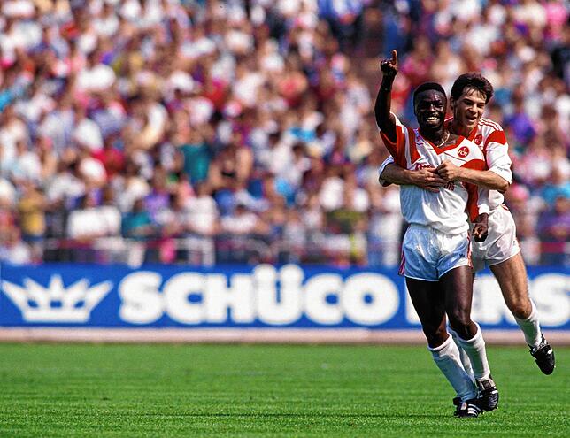 Juli 1989: Souleymane Sané (links) jubelt nach seinem Treffer für den 1. FC Nürnberg in der Bundesliga-Partie gegen Bayern München ...