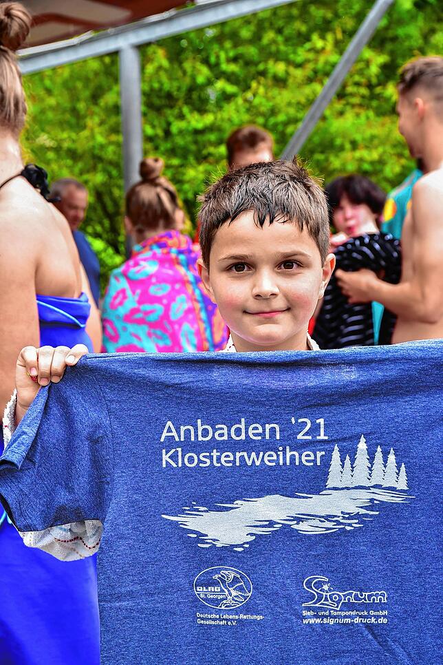 Stolz zeigt Lias Dieterle das T-Shirt, das er nach dem Sprung ins Wasser bekommen hat.