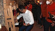 Cem Özdemir räumt eigenhändig den von ihm mitgebrachten Strafwein ins Weinregal im Weinkeller des Narrengerichts. Aufmerksamer Zuschauer ...