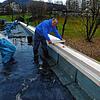 Edwin Bischoff zieht auf dem künftigen Dachgarten des Marienhaues die Brüstung hoch. Später wird noch ein zusätzliches Geländer für ...