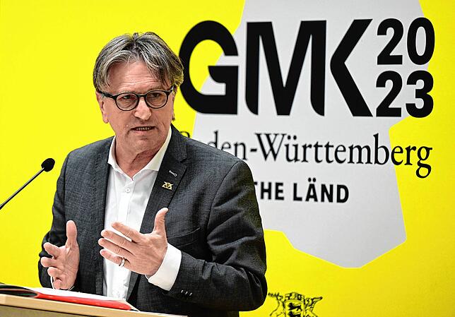 Manfred Lucha (Bündnis 90/Die Grünen), Minister für Soziales und Integration in Baden-Württemberg, gibt nach einer ...