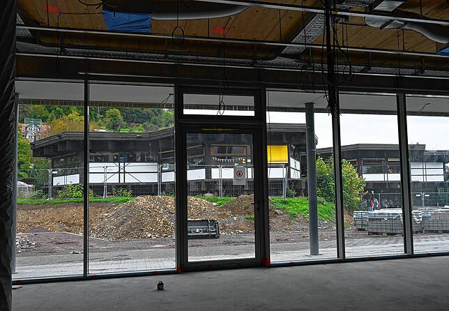 Vom neuen Schüleraufenthaltsraum des Erweiterungsbaus geht der Blick durch die große Fensterfront auf die beiden alten, wabenförmigen ...