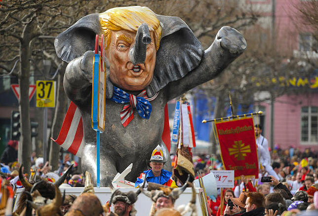 Ein Mottowagen mit dem amerikanischen Präsidenten Donald Trump als Elefant im Porzelanladen rollt unter dem Motto „Trum-pel-tier“ beim ...