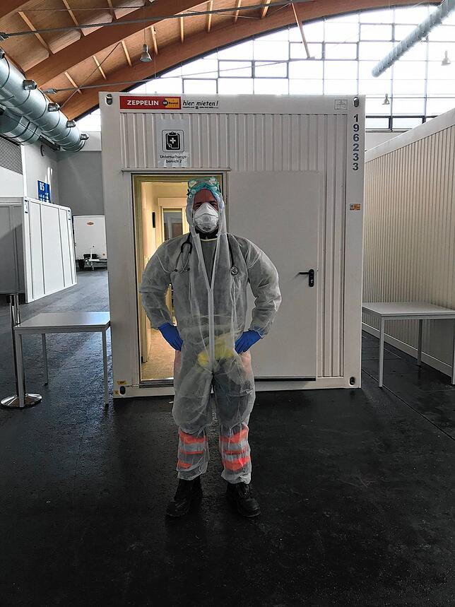 Arzt Wolfram Schweizer bei seiner Arbeit im Corona-Testzentrum in der Messehalle B5 in Friedrichshafen.