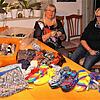 Die mehr als 100 Paar handgestrickte Socken und Schals, die in diesem Jahr wegen Corona nicht auf dem Weihnachtsmarkt angeboten werden ...