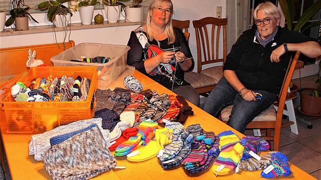 Die mehr als 100 Paar handgestrickte Socken und Schals, die in diesem Jahr wegen Corona nicht auf dem Weihnachtsmarkt angeboten werden ...