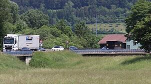 Die Landesstraße 277 führt aus Tuttlingen über diese Brücke ins Donautal. Sie wird saniert. Neben dieser Brücke entsteht zuvor eine ...