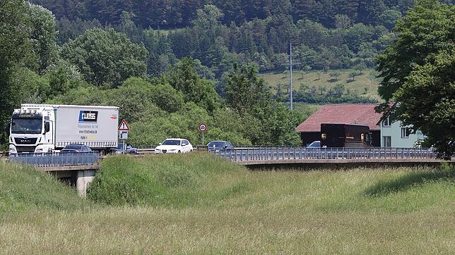 Die Landesstraße 277 führt aus Tuttlingen über diese Brücke ins Donautal. Sie wird saniert. Neben dieser Brücke entsteht zuvor eine ...