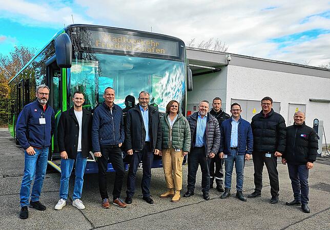 31 neuen Busse für den Häfler Stadtverkehr sind schon da. Bei der Abnahme des ersten Fahrzeugs waren Vertreter der betreuenden ...