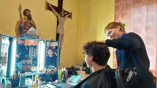 Schauspieler Jeremias Meyer bei Stefanie Bauer in der Maske. In der Comedy-Serie spielt er den 18-jährigen Carlo. In den Rollen seiner ...