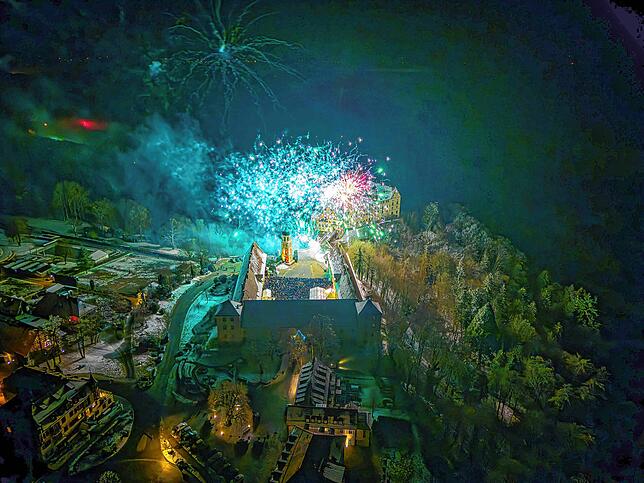Bild 2: Feuerwerk in Heiligenberg: Lichtershow über dem vernebelten Bodensee