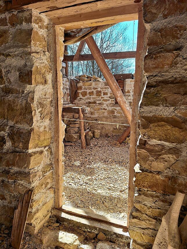 Durchgang vom Lagerraum im Absthaus Richtung Küche. Im Hintergrund steht eine Hilfsstütze. Die Außen- und die Innenmauer ist hier noch ...