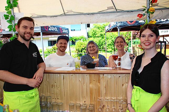 Beliebt ist auch die Cocktailbar beim Sauldorfer Gassenfest. v.l. Marcel Matheis, Jens Schmon, Sieglinde Binder, Kerstin Schmon und Anna ...