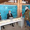 Stimmabgabe zur Landtagswahl 2021 in Furtwangen: Im Wahllokal der Technischen Dienste gibt Carina Burger ihre Stimme ab, im Dienst sind ...