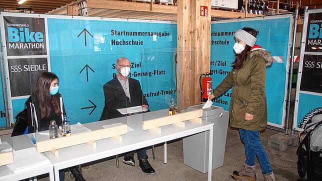 Stimmabgabe zur Landtagswahl 2021 in Furtwangen: Im Wahllokal der Technischen Dienste gibt Carina Burger ihre Stimme ab, im Dienst sind ...