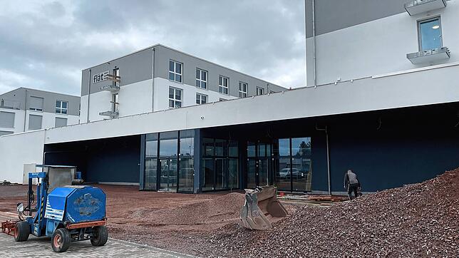 Auch der Außenbereich vor dem neuen Rewe-Markt wird bald fertiggestellt sein. Die restlichen Arbeiten laufen.