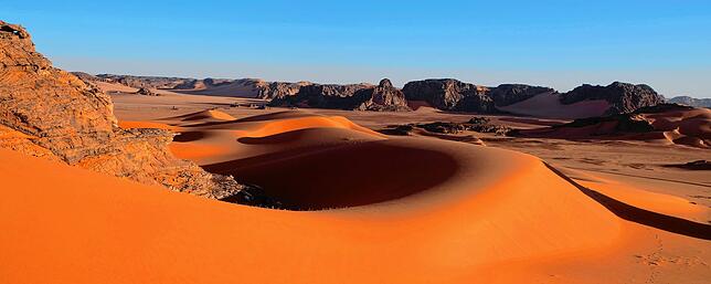 Die roten Dünen von Merzouga im Tadrartgebiet im Süddosten Algeriens.