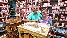 Friedlinde und Rafael Engeser in ihrem Musikhaus in Überlingen. Im Vordergrund das Topmodell aus der Produktion von Josef Raffin, die ...
