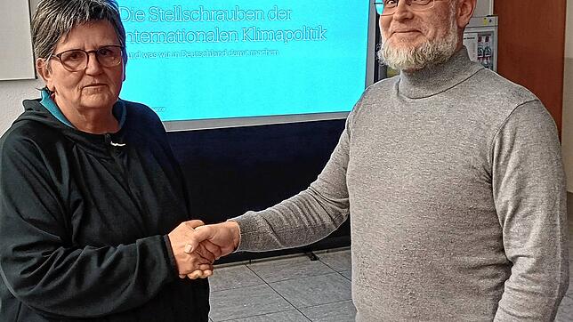 Sonja Sarmann danke Stephan Tillmanns für seine Ausführungen zum Thema Stellschrauben der Klimapolitik. Bild: Reinhard Herbrig