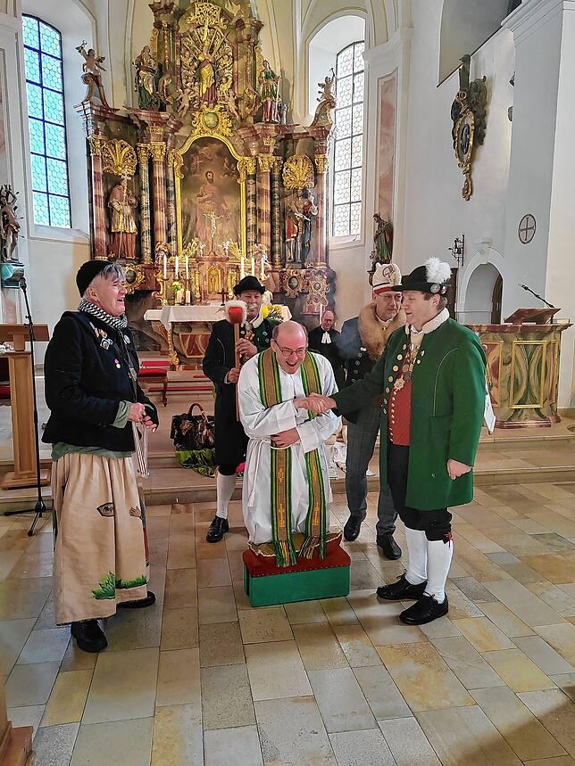 Pfarrer Markus Manter wurde bei der Narrenmesse zum Bock geschlagen und mit dem Silbernen Bockorden ausgezeichnet. Bild: Gerd Feuerstein