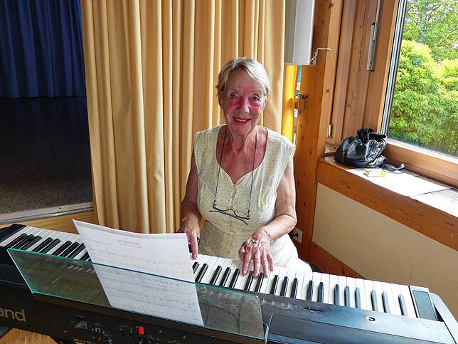 Zum zehnjährigen Jubiläum begleitet Theresia Herrmann das Programm und die gesungenen Lieder am Klavier. Sie gehört zum Team des ...