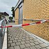 Der Tatort am Sonntagmorgen, 27. Juli 2025: Die öffentliche Toilette am Bad Säckinger Bahnhof ist von der Polizei abgesperrt und die Tür ...