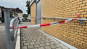 Der Tatort am Sonntagmorgen, 27. Juli 2025: Die öffentliche Toilette am Bad Säckinger Bahnhof ist von der Polizei abgesperrt und die Tür ...