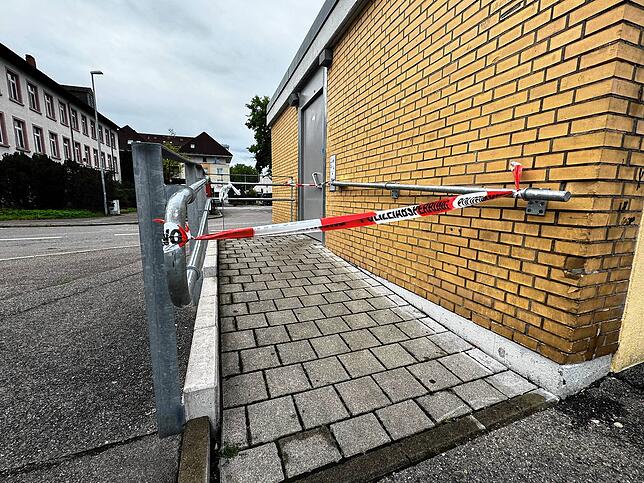 Bild 1: Schwere Gewalttat am Bad Säckinger Bahnhof: Polizei will Todesfall nach Messerangriff derzeit nicht bestätigen