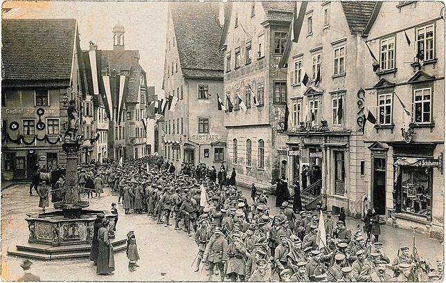 Kriegs-Heimkehrer in der Fürst-Wilhelm-Straße, vor dem Rathaus, Sigmaringen, 1918/19, (Quelle: Landesarchiv BW, StAS Sa T 1 Sa 74 160)