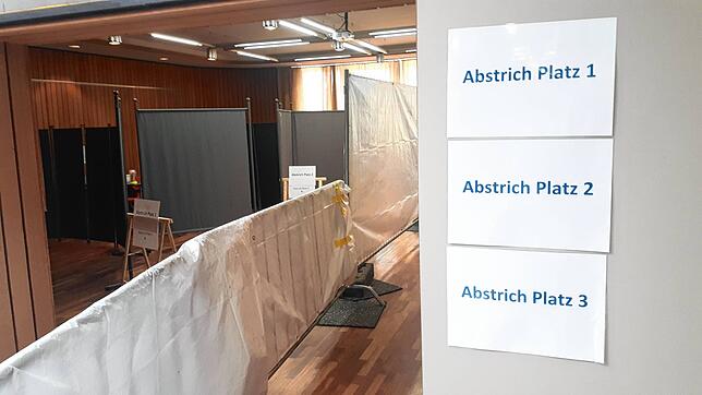 In solchen Raumabschnitten wird das Wattestäbchen an den Rachen geschoben, dann in ein Röhrchen gesteckt und an ein Fachlabor gesandt.