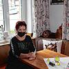 Die Gäste fehlen: Helga Baur, Wirtin des Landgasthauses Sonne in Espasingen, sitzt alleine in ihrem Restaurant.