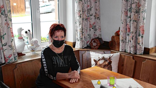 Die Gäste fehlen: Helga Baur, Wirtin des Landgasthauses Sonne in Espasingen, sitzt alleine in ihrem Restaurant.