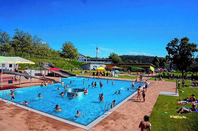 Blick auf das Freibad Tiengen am Samstag: Die Besucher feiern mit den Stadtwerken Waldshut-Tiengen eine nachgeholte Eröffnungsfeier nach ...
