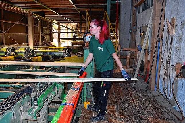 Lorena Deisenroth bei der Arbeit an der Stapelmaschine. Die 25-Jährige hatte schon immer einen Faible für große Maschinen.
