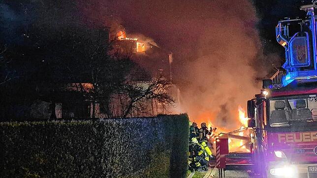 Die Feuerwehr war mit zahlreichen Einsatzkräften und Fahrzeugen zum Wohnhausbrand nach Gaisweiler geeilt.
