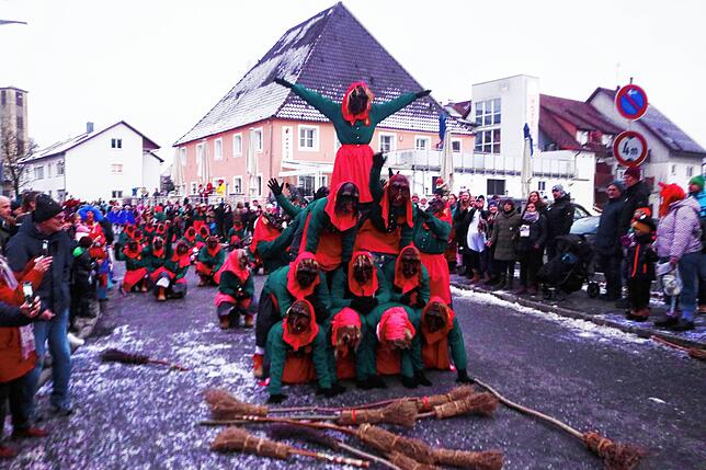 Die Hexen vom Narrenverein Salem zeigten beim Dämmerumzug eine beeindruckende Pyramide.