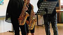 Saxofonlehrer Elliot Riley musiziert mit den Schülerinnen Sophie Klausmann und Paula Sieber. Bild: Sabine Porsch