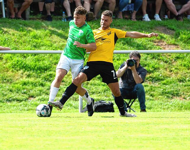 Maximilian Richter (links) erleidet bei einem Fußballspiel im September einen Herzstillstand.