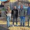 Kreisarchäologe Jürgen Hald, Bürgermeister Christoph Stolz, Bauherr Daniel Lindenmayer und Grabungsleiter Heiko Glunk (von links) vor ...