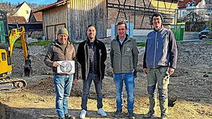 Kreisarchäologe Jürgen Hald, Bürgermeister Christoph Stolz, Bauherr Daniel Lindenmayer und Grabungsleiter Heiko Glunk (von links) vor ...