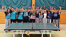 Der TTC Mühlhausen bejubelt mit den mitgereisten Fans den Aufstieg in die Regionalliga. Das Bild zeigt: (vorne, Zweiter von links) Georg ...