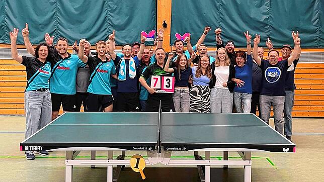 Der TTC Mühlhausen bejubelt mit den mitgereisten Fans den Aufstieg in die Regionalliga. Das Bild zeigt: (vorne, Zweiter von links) Georg ...