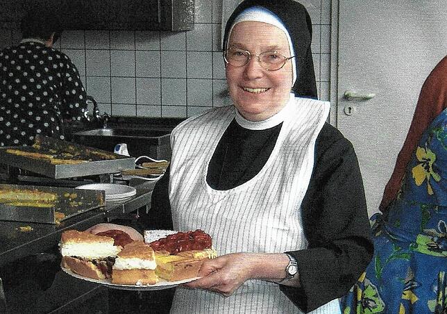 Schwester Mechthilde bei einem Altennachmittag.